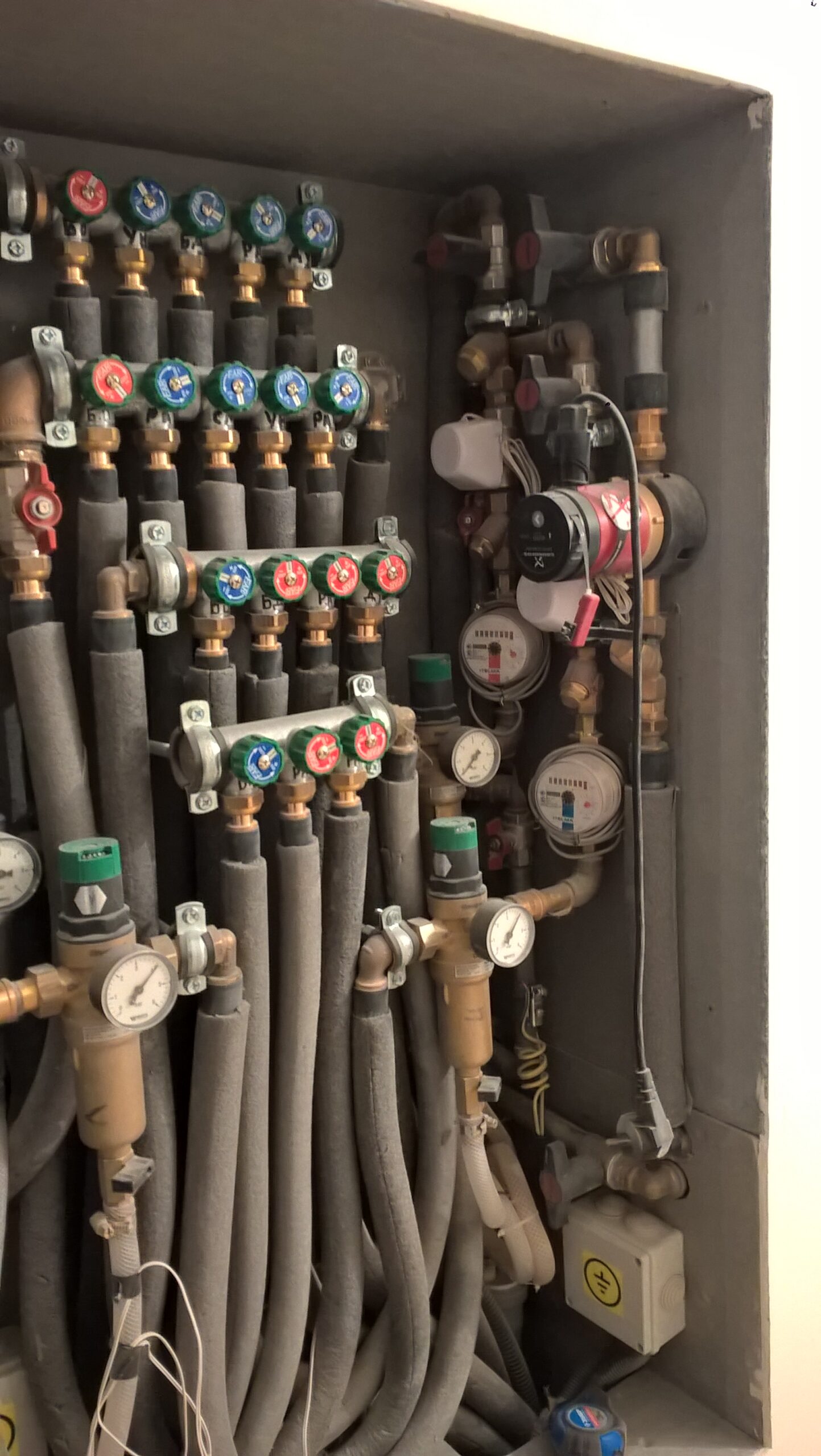 На фото: процесс черновой отделки